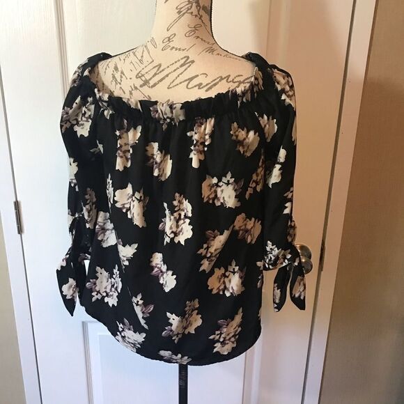 Time to Be Peasant Blouse Small Black Floral - Picture 7 of 13